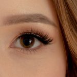 Jak podkręcić rzęsy? Skuteczne metody na uniesione włoski i pięknie podkreślone spojrzenie